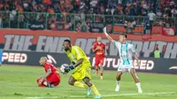 John Pigai, Pesepak Bola Papua yang Berani Melawan Arus Menjadi Kiper: Awalnya Stopper, Kadang Striker